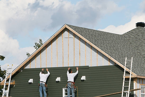 Professional Siding technician working in Roselle, NJ